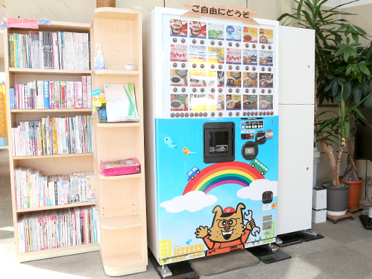 ドリンクバー用の自販機や図書スペース